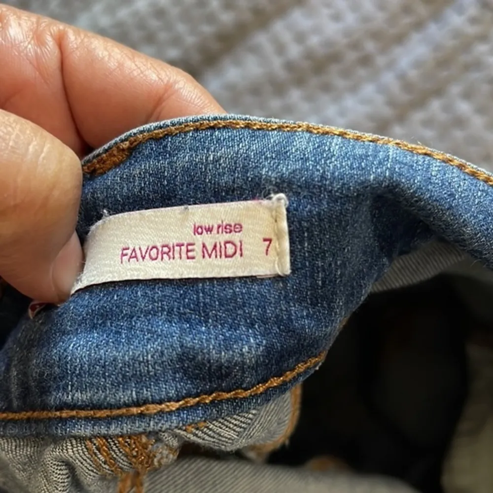 SO FAVORITE MIDI LOW RISE DENIM BLUE SHORTS SIZE 7 GUC #4629 - Image 5