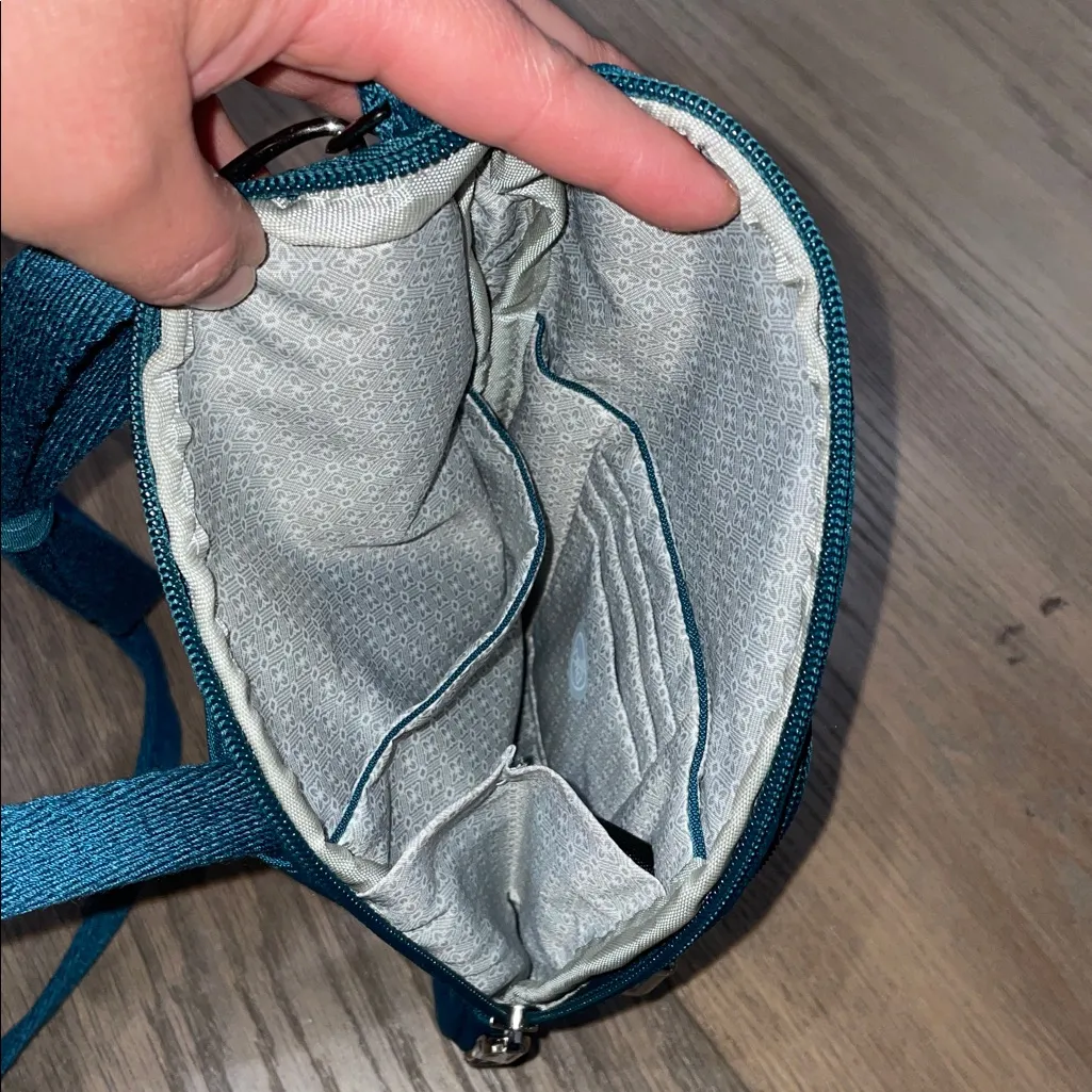 Travelon Essentials 5.25 x 10.5 x 1.5 Lockable Peacock Crossbody Bag - Image 12