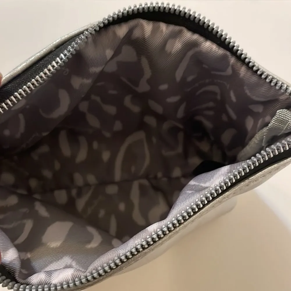 Amy Kestenberg SKYLER MEDIUM NEOPRENE POUCH silver metallic OS - Image 76