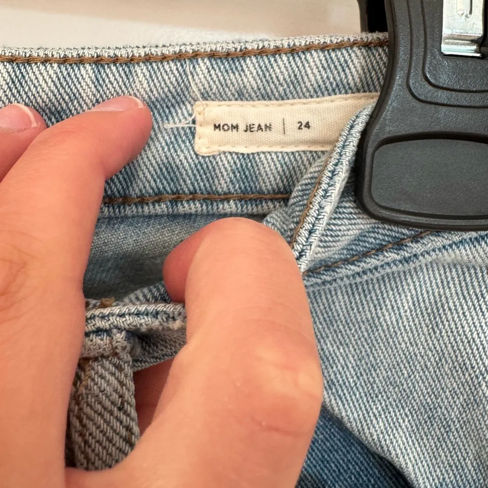 Lightwash Mom Jeans - Image 4