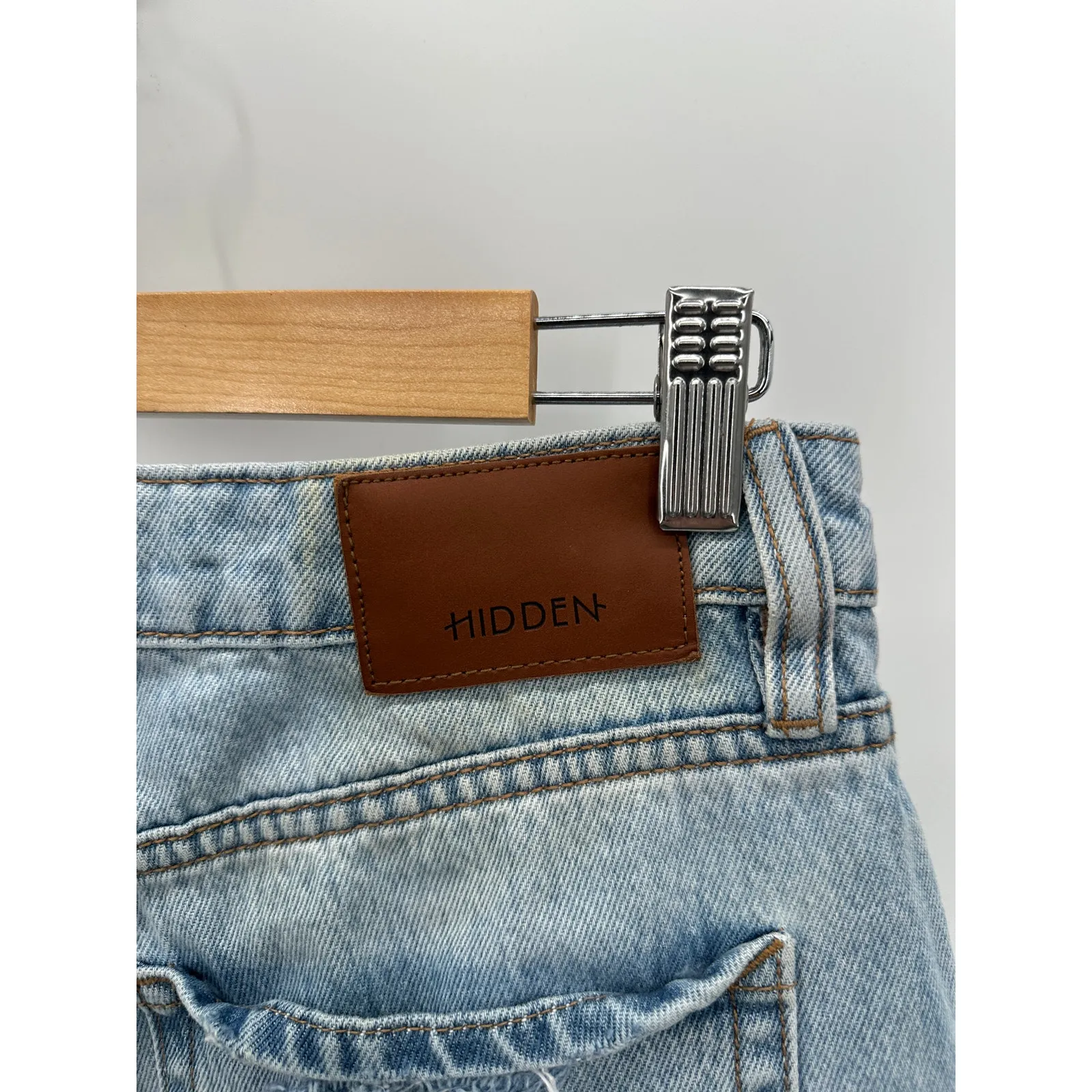 Hidden Jeans Women Light Wash Loose Fit Denim Jeans Size 26 Distressed Cut Off Blue - Image 6