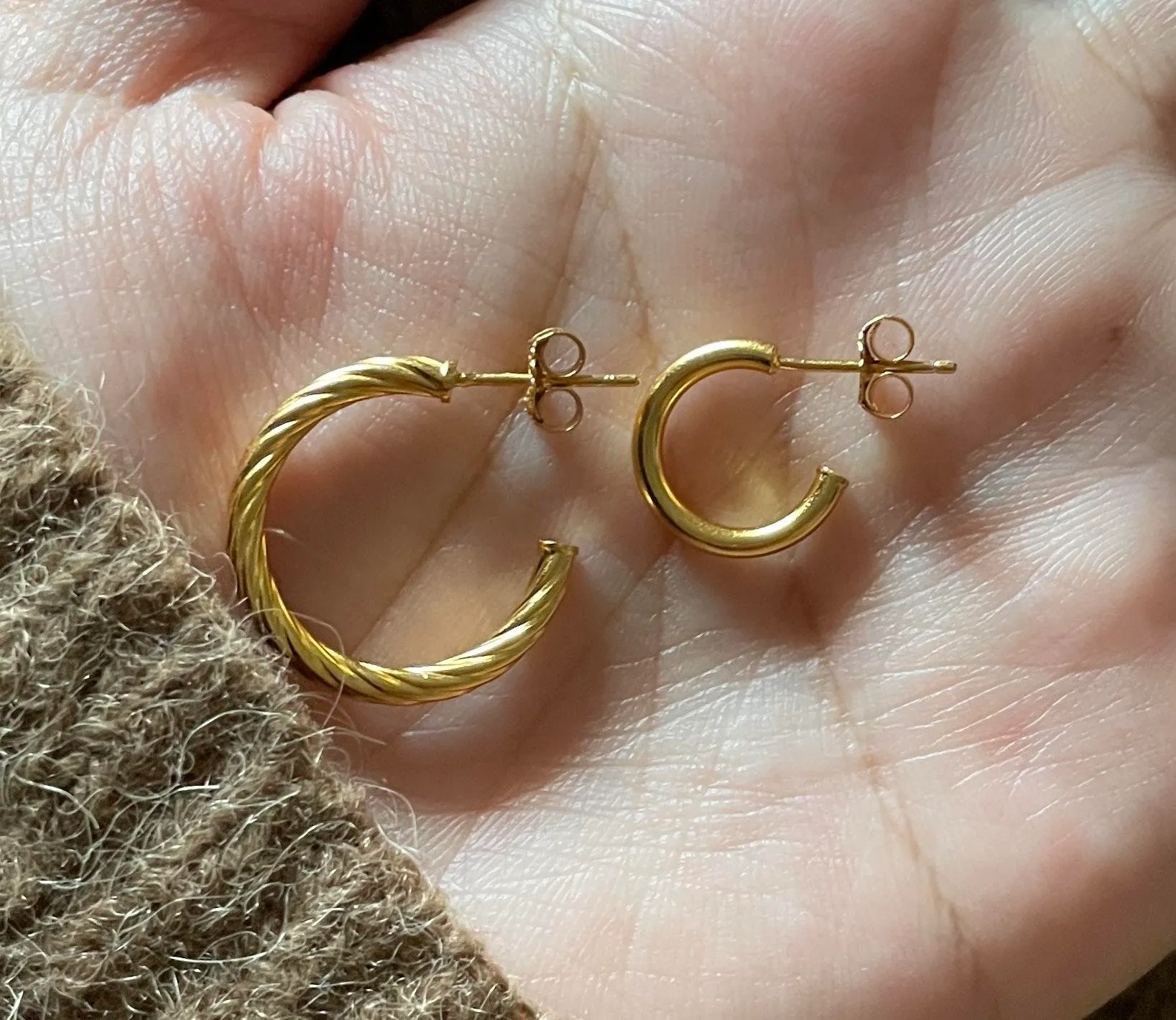 2 pieces C hoop earring/ mismatch earring - Image 6