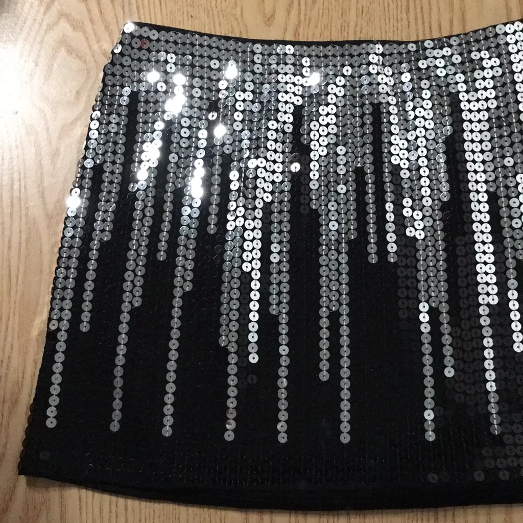 Bebe Women  Sequins Mini Stretchy Skirt Black Silver Size 6 - Image 3
