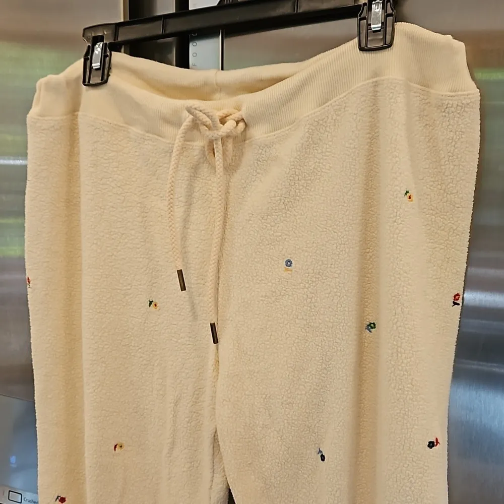 THE GREAT Sherpa Cropped Sweatpant Ditsy Floral Embroidered ~ Washed White L NWT - Image 10
