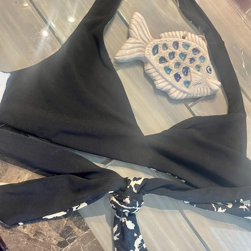 NWOT Robin Piccone reversible black print bikini top - Image 4