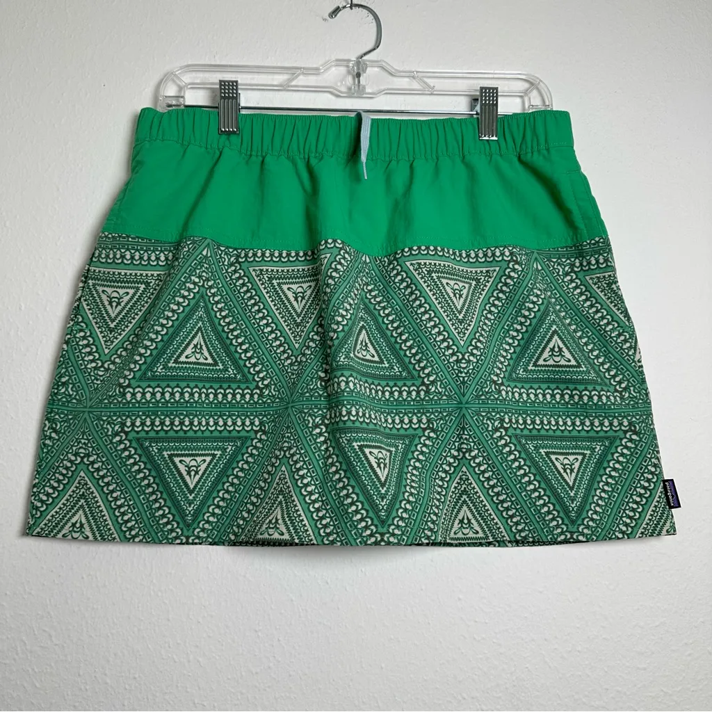 Patagonia Aztec Baggies Green Mini Skirt with Geometric Design With Pockets - Image 2