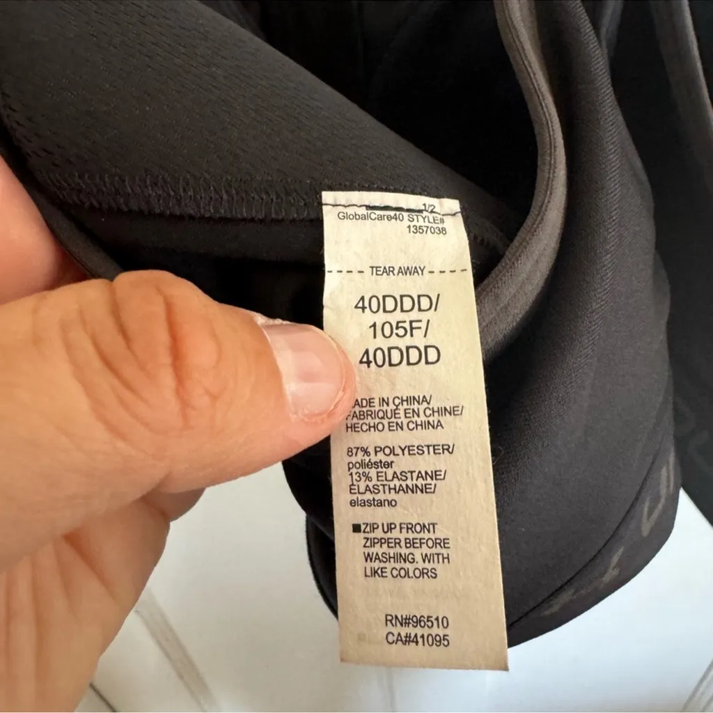 Under Armour black front zip compression sports bra size 40DDD - Image 6