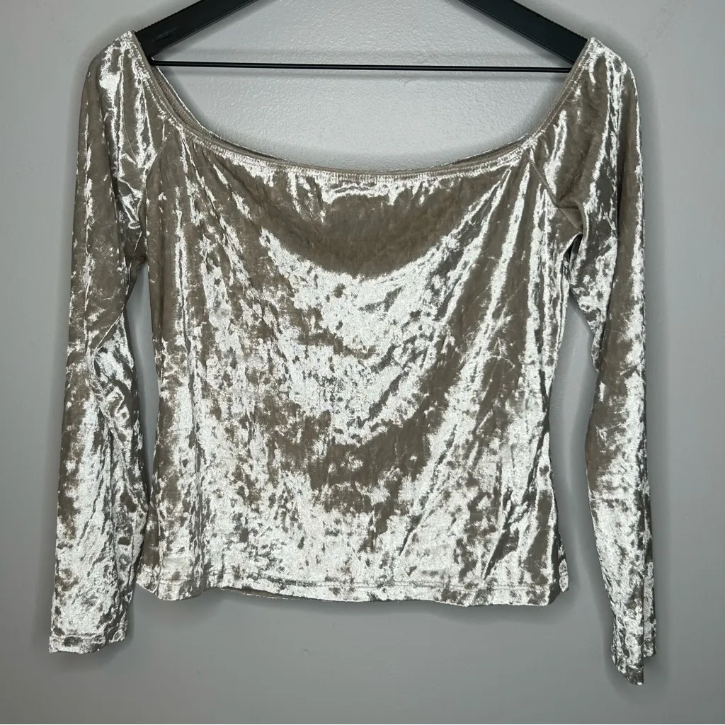 Silence + Noise Crushed Velvet Off Shoulder Creme Top Size L NWT - Image 2