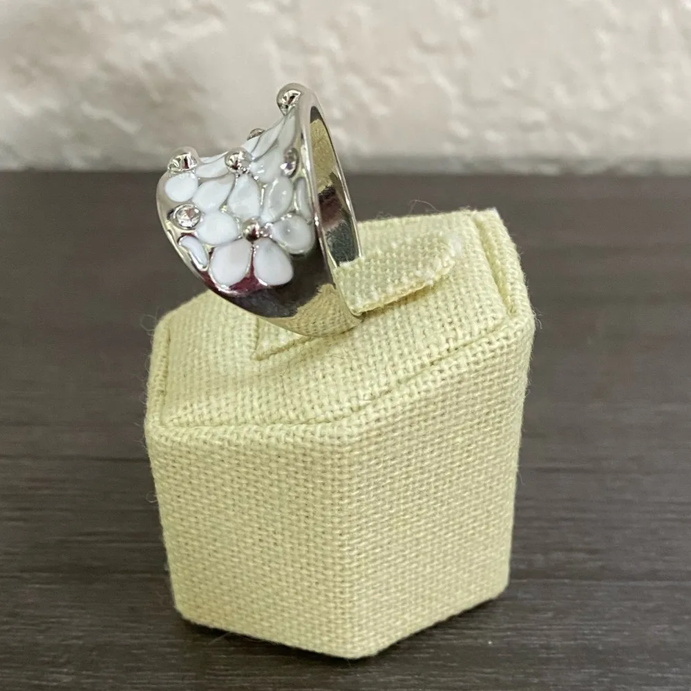 White Enamel Daisy Flower Ring - Image 3