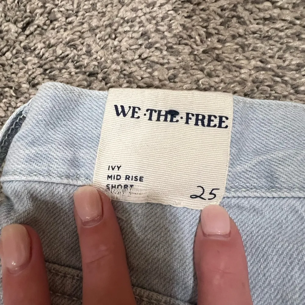 Free people light wash jean shorts size 25 - Image 4
