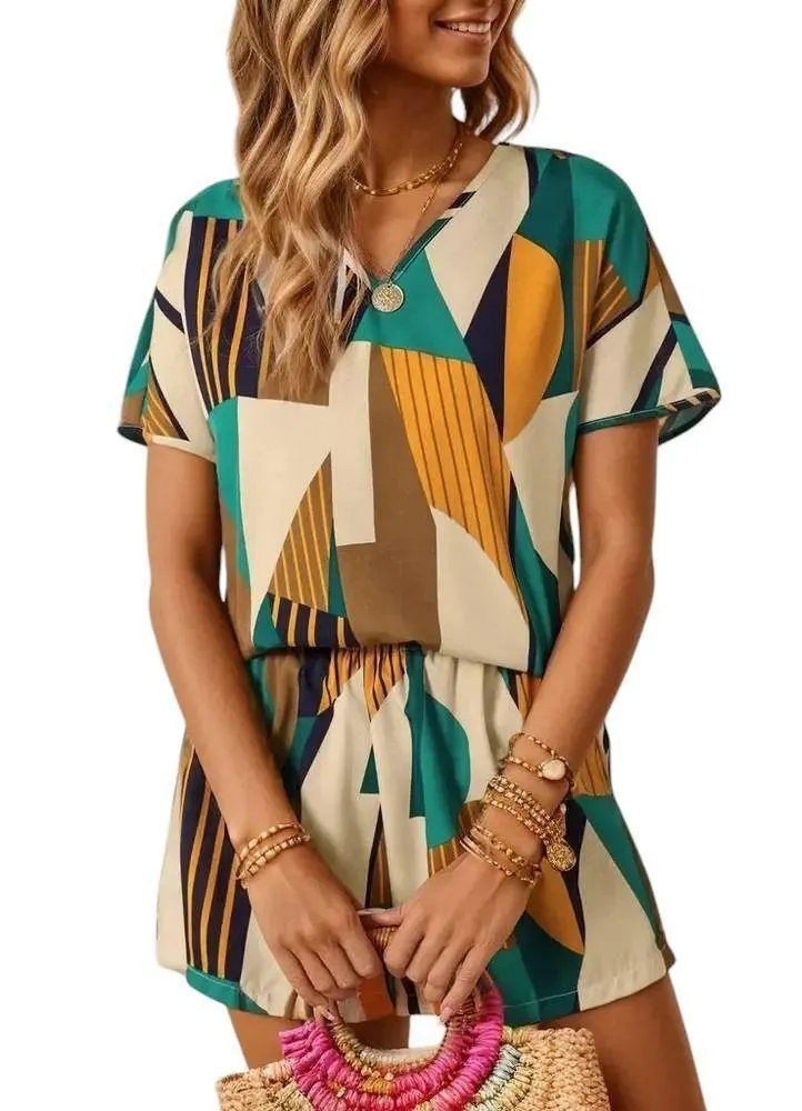 Geometric Regular Sleeve V Neck T-shirt & Geometric Woven Fabric Shorts - Image 3