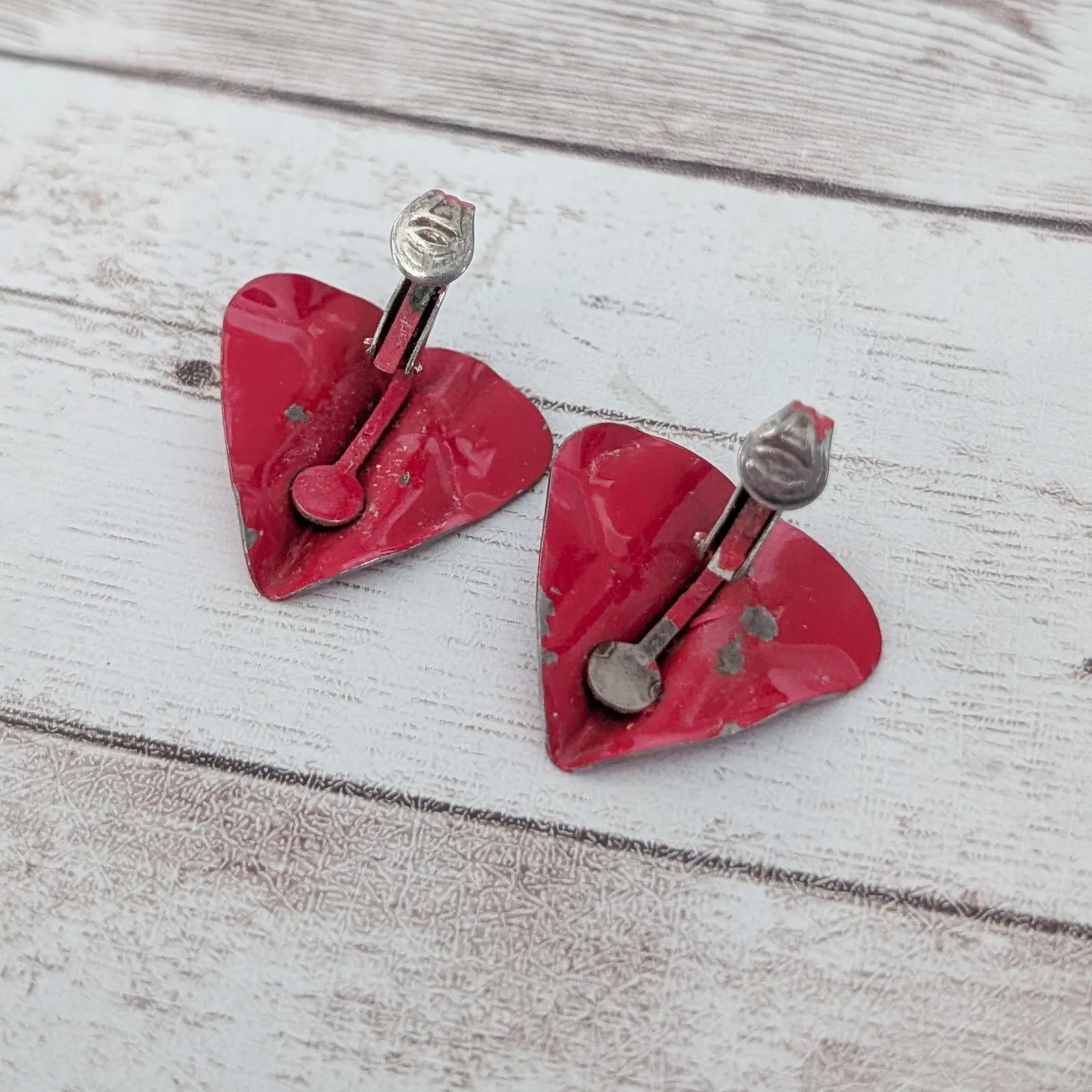 Vintage Clip On Earrings Retro Red Rounded Wavy Triangle 1" - Image 5