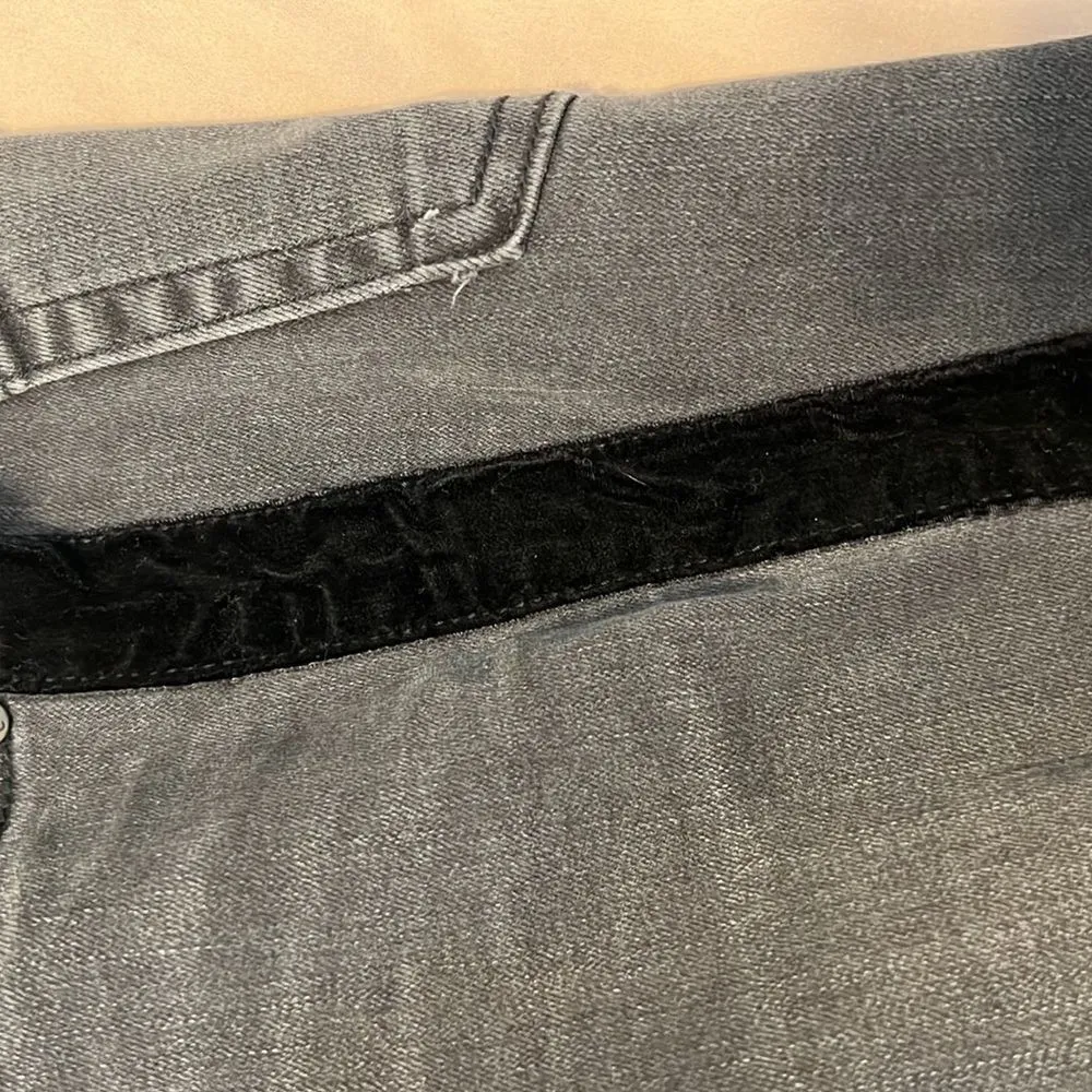 Vince Camuto sz 27/4 black straight leg jeans w/black velvet strip down legs EUC - Image 11