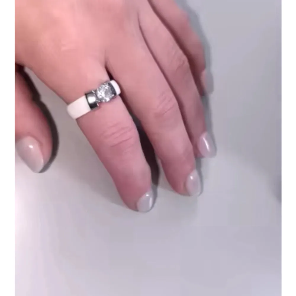 NEW‎ Women’s 1Ct Solitaire Synthetic Diamond White & Silver Ceramic Ring Size 7 - Image 9