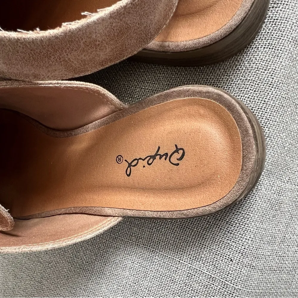 Qupid Tan Sandals size 8 - Image 3