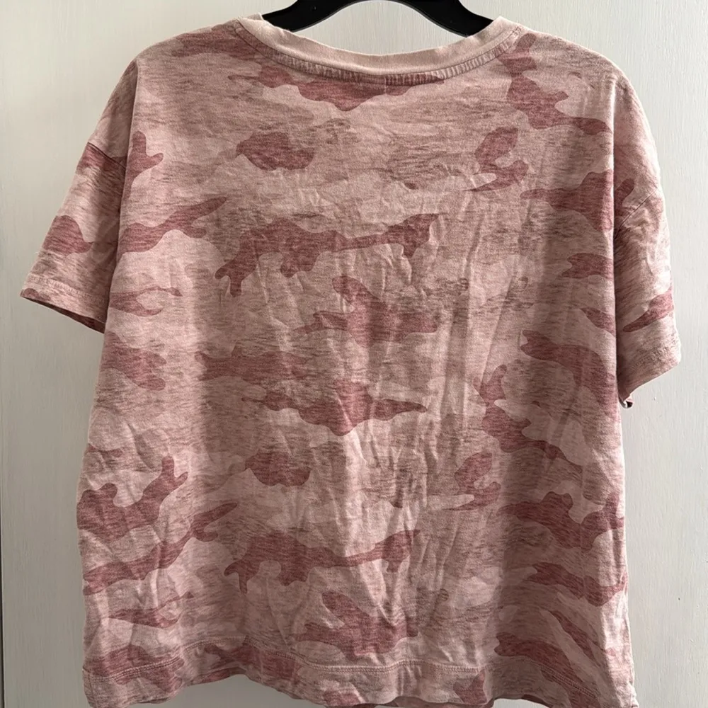 Old Navy Light Pink Camo vintage tee size large - Image 2