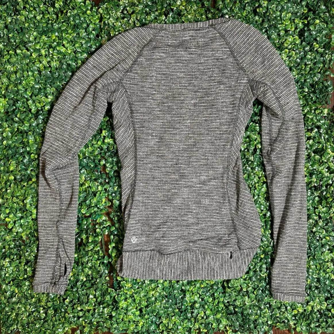Lululemon Gray Longsleeve Workout Shirt Size 2 - Image 5