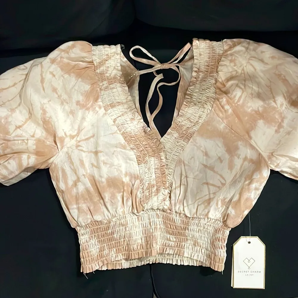 Plunging V neck elastic waist crop mid shirt with poof sleeve open tie back Tan - Image 2