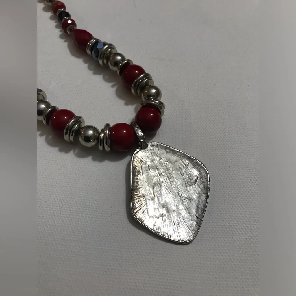Jules L Silver Tone Hammered Pendant Red Gray Acrylic Beads 16 inches - Image 4