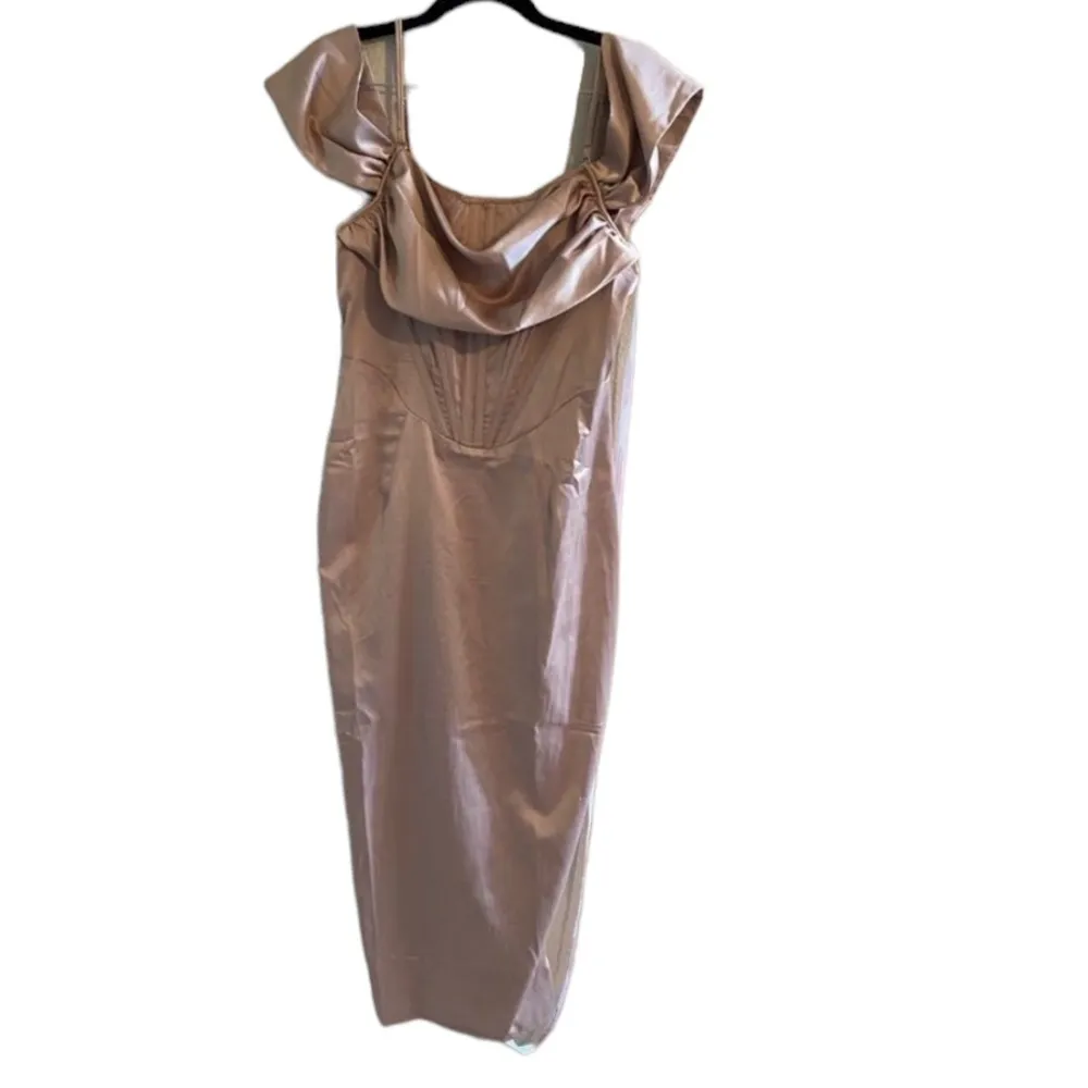 Carli Bybel x Missguided Champagne
Drape Neck Satin Corset Midaxi Dress size 10 - Image 10