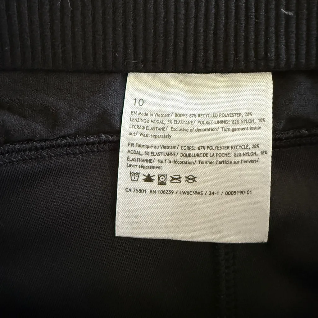 Lululemon Ribbed Softstreme Zip-Leg High-Rise Cropped Pants 25"
Black
Size 10 - Image 6