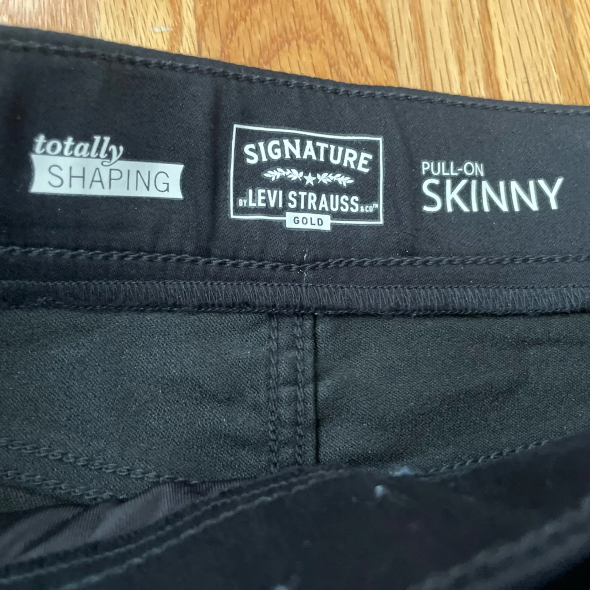 NWT! Levi Strauss Petite Totally Shaping Pull - Image 3