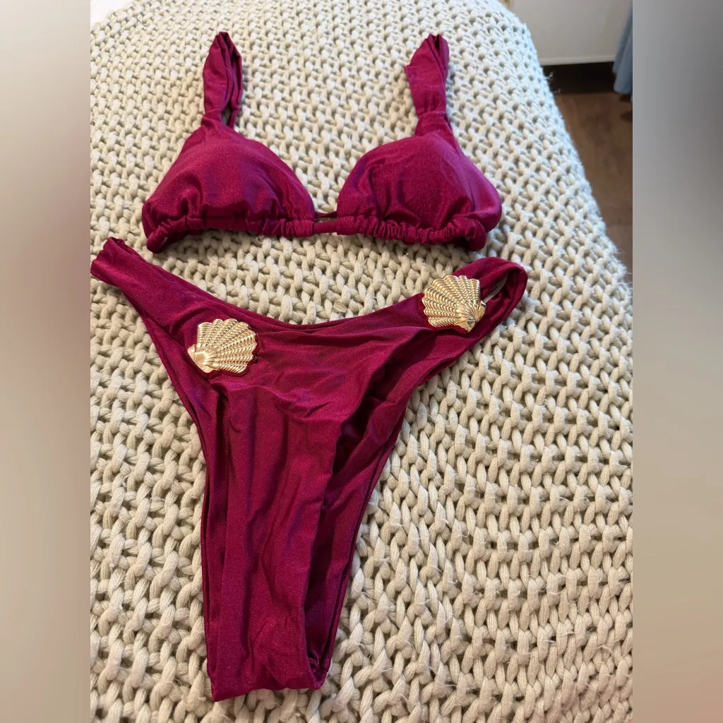 Burgundy Bikini with Shell Accents new without tag never worn Red - Image 4