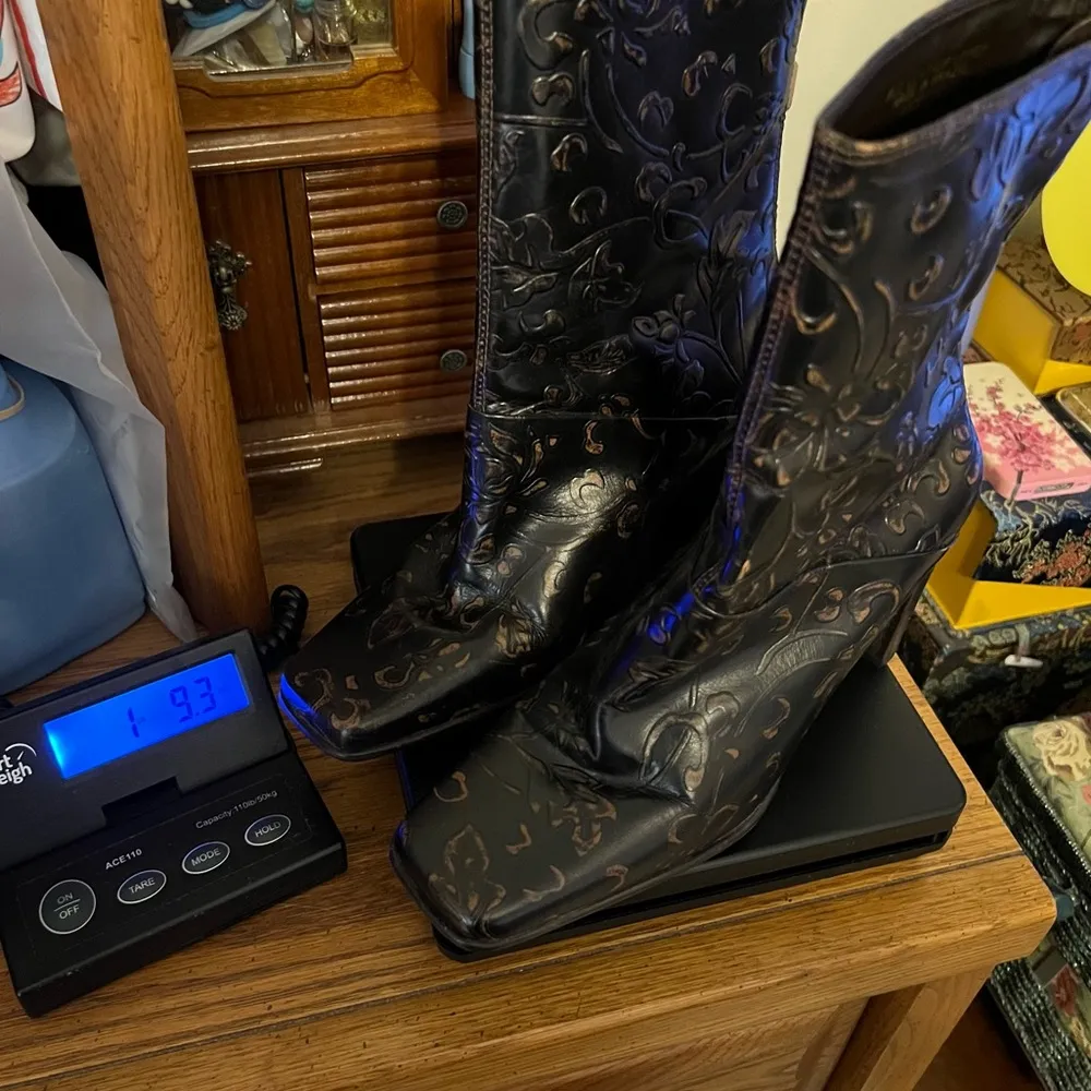 Amanda Smith Fate Floral Embossed Leather Boots Stacked Heel Size 7 square toe - Image 14