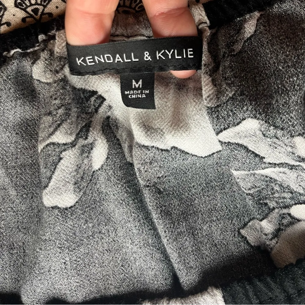 KENDALL & KYLIE Black Floral Long Sleeve Off the Shoulder Crop Top size medium - Image 3