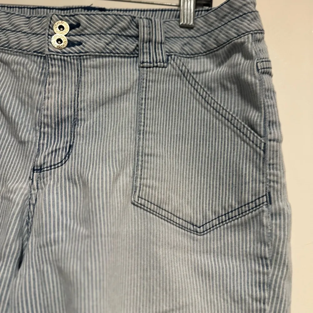 Westport Women’s Sz:16 Blue & White Mini Vertical Stripe Walking Bermuda Shorts. - Image 10