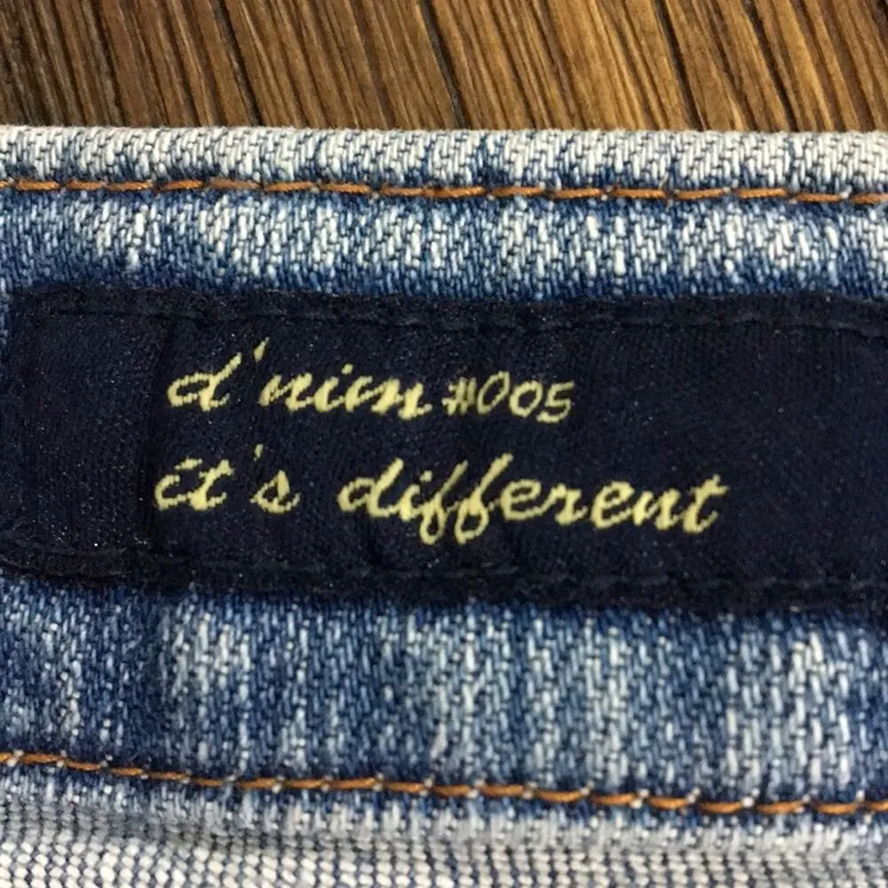 D From The Nimes Cropped Capri Light Wash Jeans Blue Size undefined - Image 2