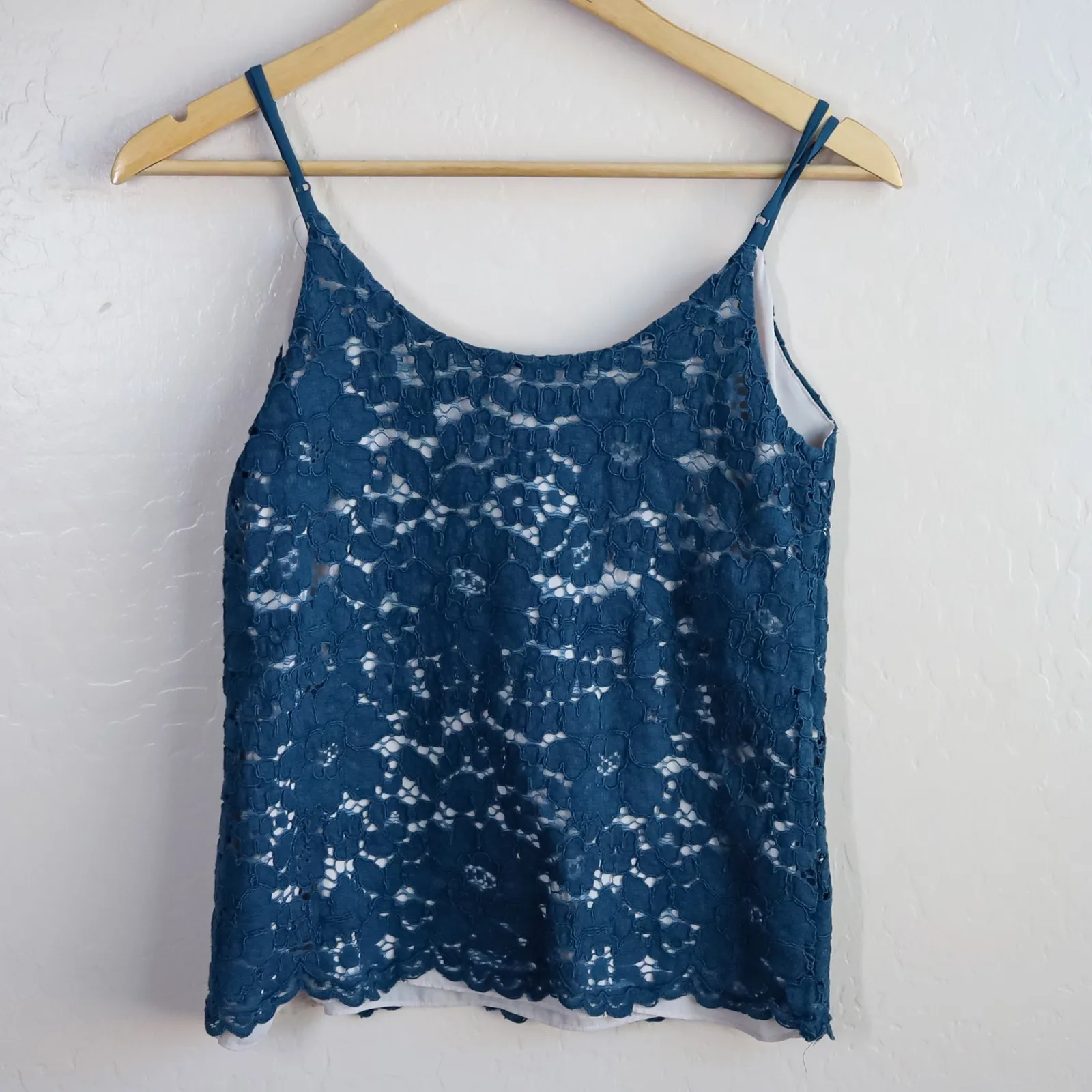 Aritzia Babaton Lace Overlay Camisole Top Teal Floral‎ Scalloped Trim Women's XS - Image 8