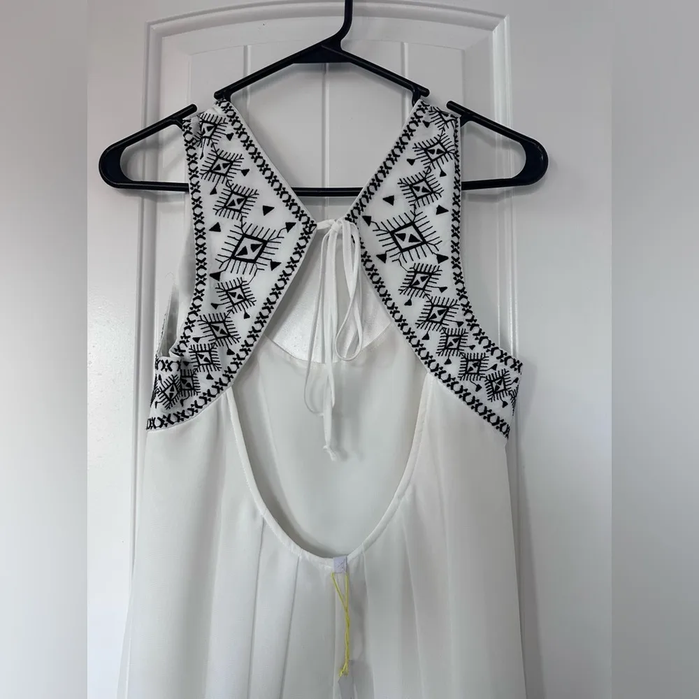 BCBG Generation White Embroidered Chiffon Mini Dress with Open Back Size M - Image 5