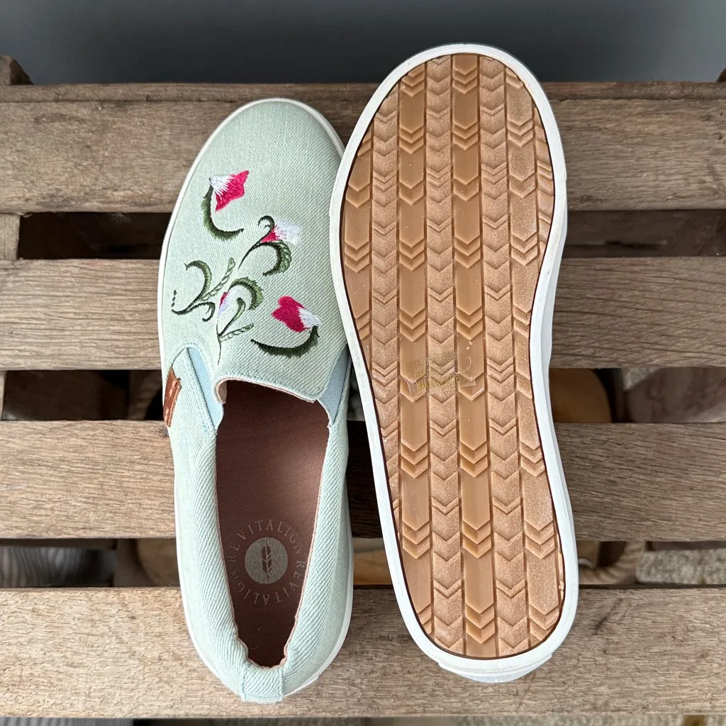 NEW Revitalign Embroidered Boardwalk slip on Sneakers Size 7 A24 Blue - Image 10