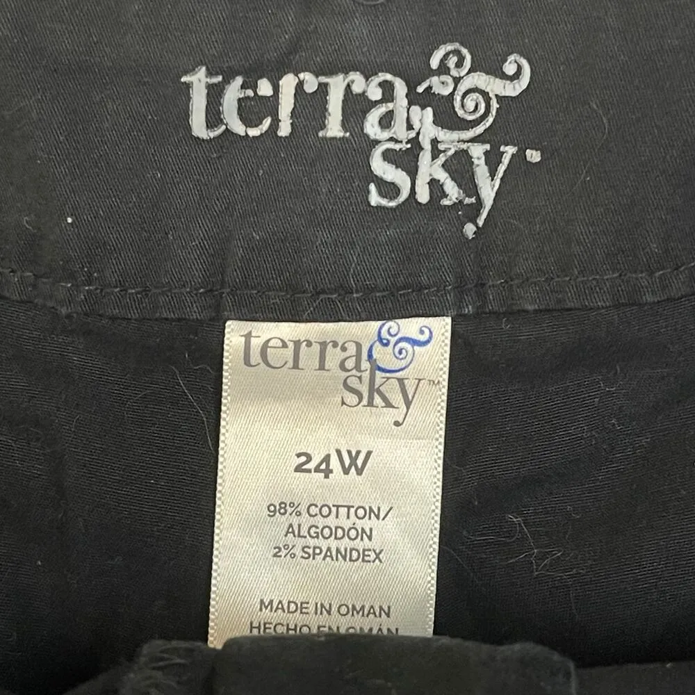 Terra & Sky 24W Black Cargo Shorts
Size: 24W - Image 2