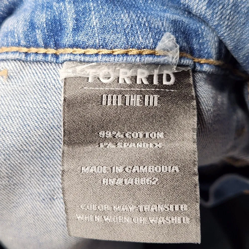 Torrid Feel the Fit Woman’s Plus Size Distressed Denim Jean Shorts Size 16 - Image 4