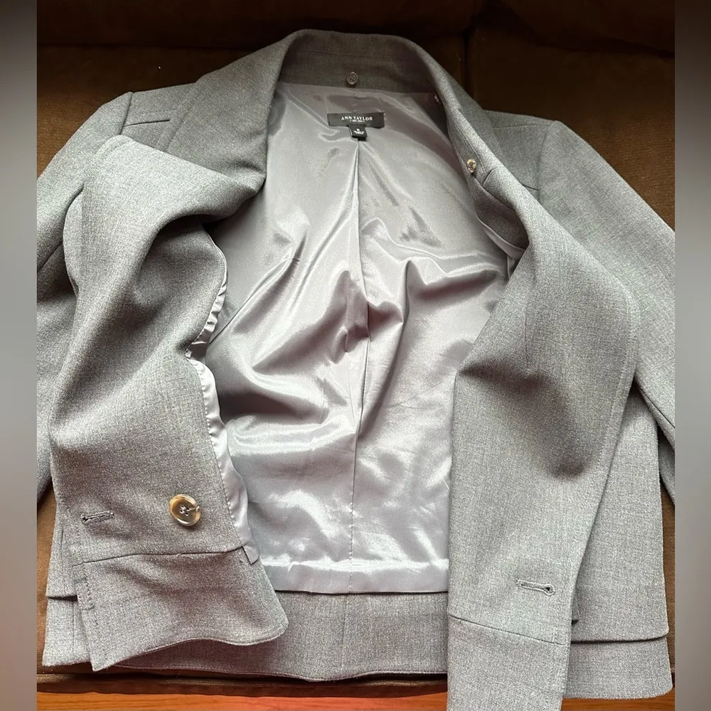 Ann Taylor Gray Crop Blazer Double Breasted  Small Pockets Sz 8. Thick Material. - Image 10