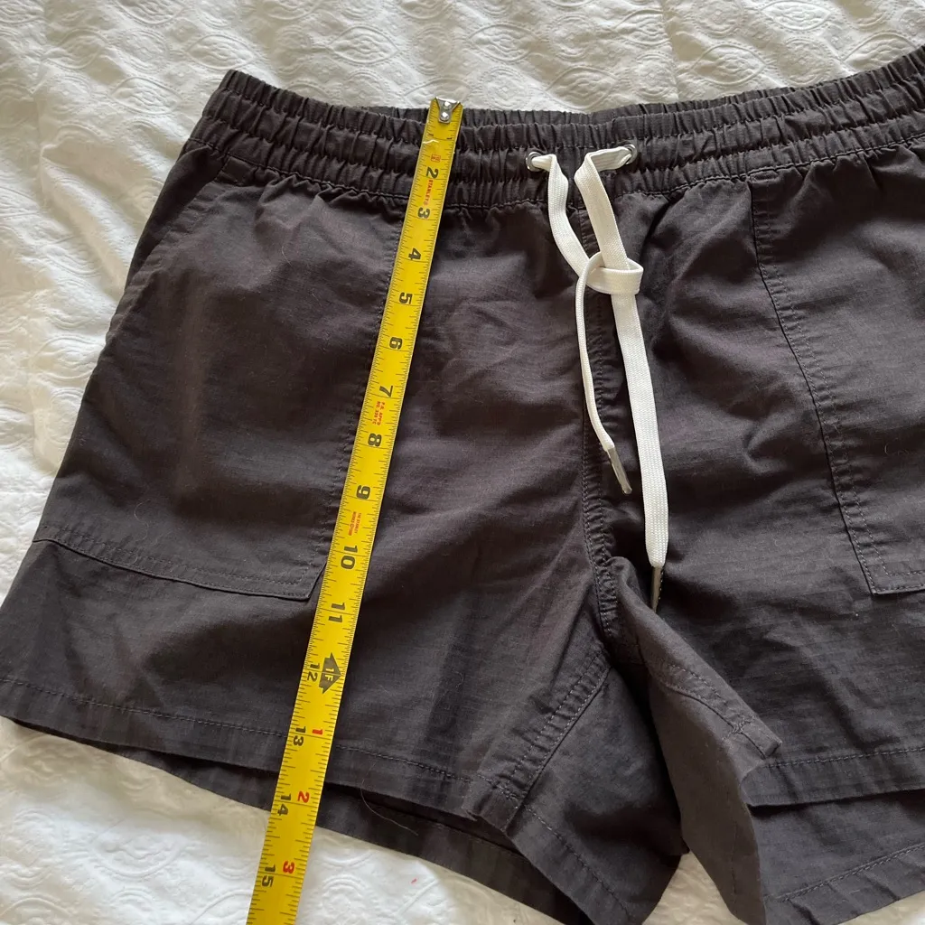 Never worn: Quince size large Drawstring Shorts Black - Image 2