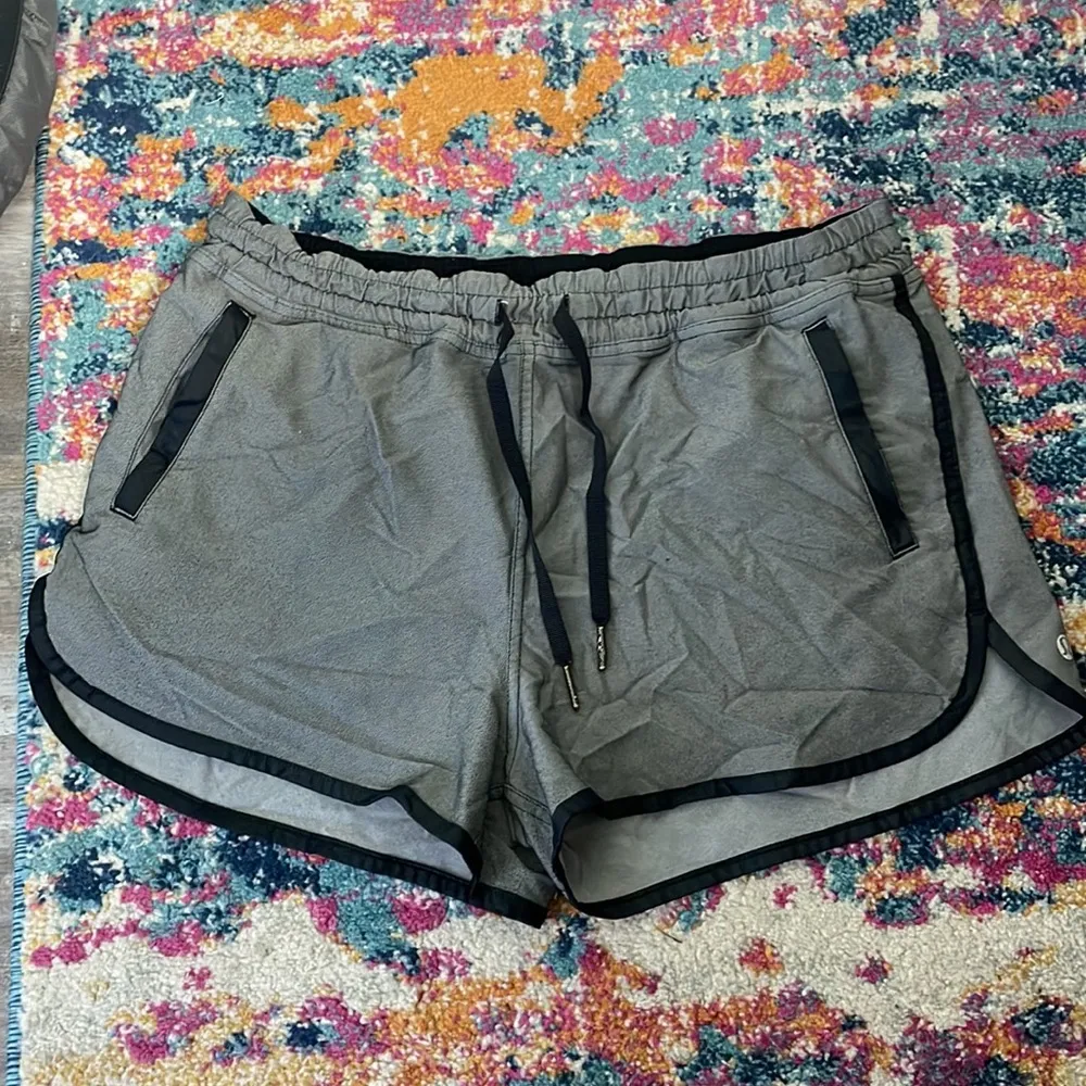 Lululemon Varsity pull on shorts - Image 3