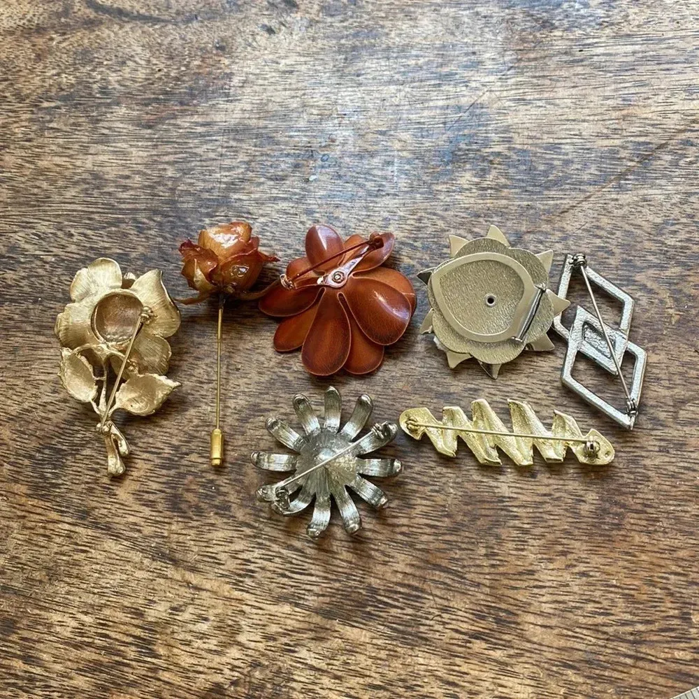 Lot of 7 vintage pins / brooches floral, rhinestine gold silver - Image 8