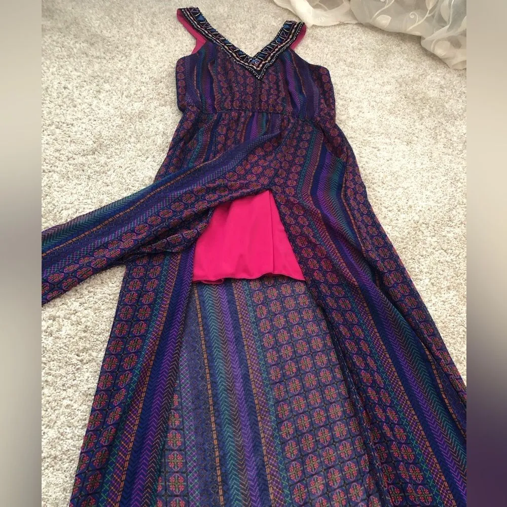 Francesca’s embroidered v neck design maxi dress, size medium - Image 5