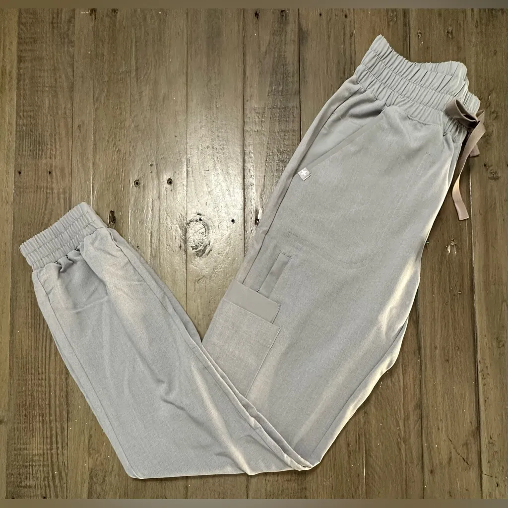 NWT FIGS Women’s Charlotte 21 Pocket Slim Scrub Pants - XXS - Dark Space Grey - Image 5