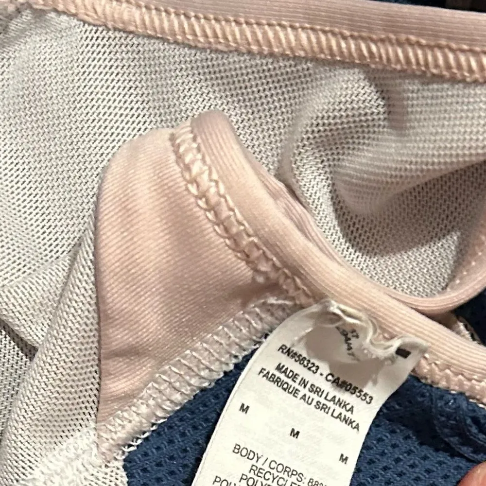 Nike Women's Swoosh Sport Bra Size Medium - Image 4