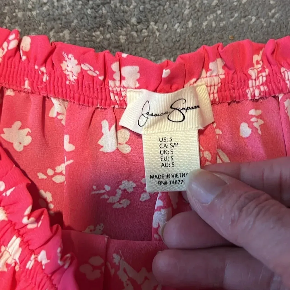 Jessica Simpson tiered dress like new. Can be worn on or off the shoulder. - Image 4