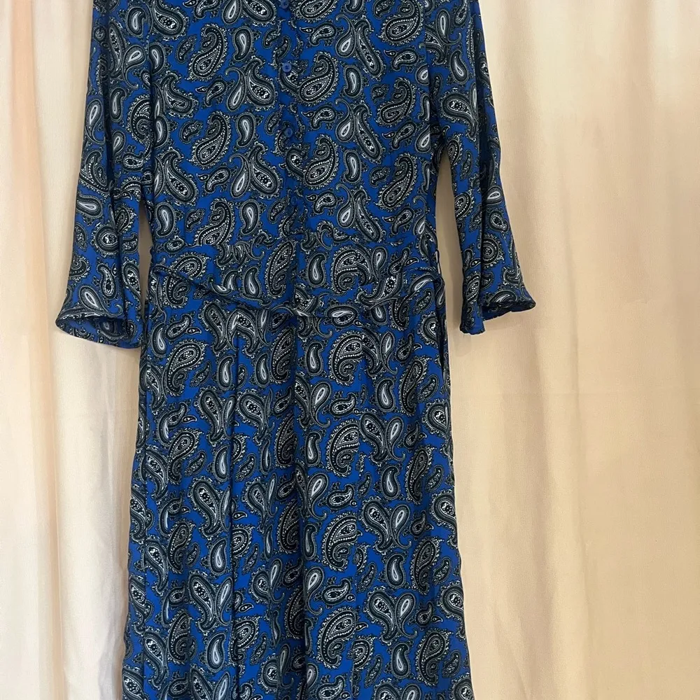Elegant Blue Paisley Dress - Image 2