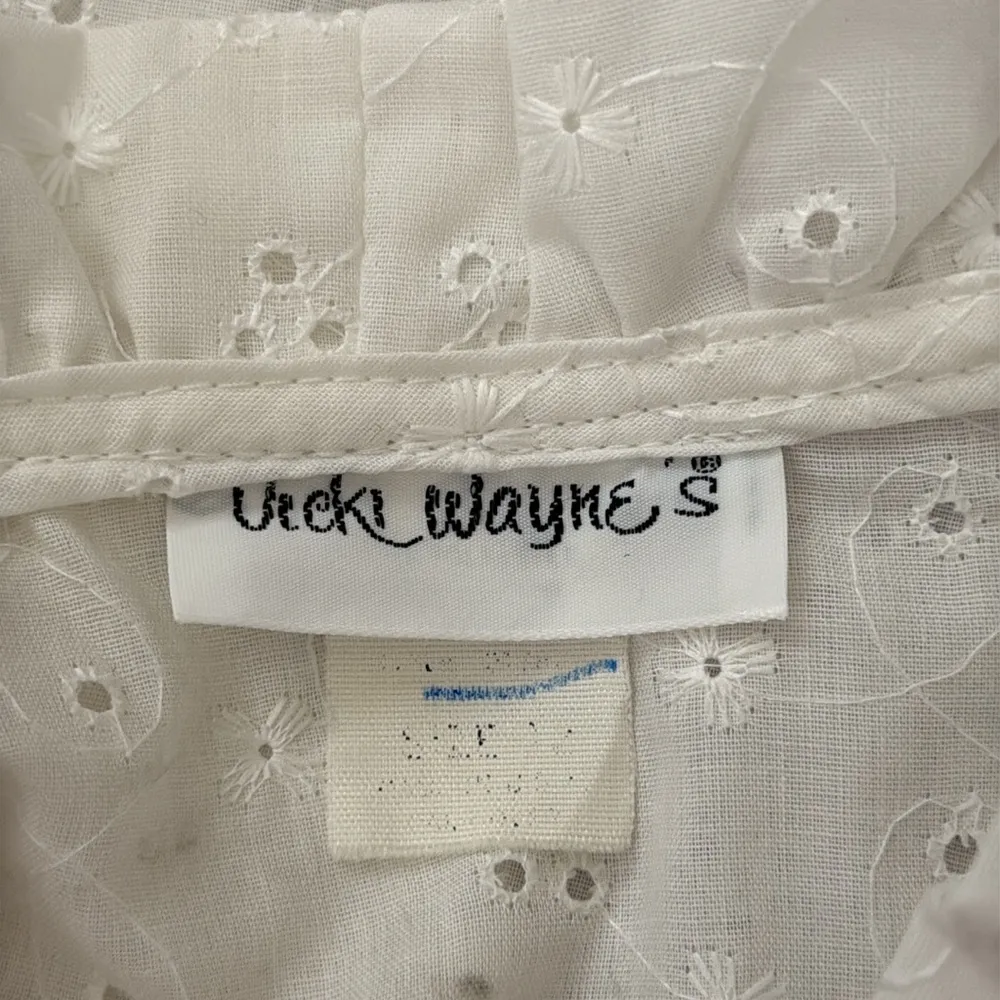 Vintage Vicki Wayne’s White Eyelet Ruffle Detail Button Up Blouse Top Size undefined - Image 4