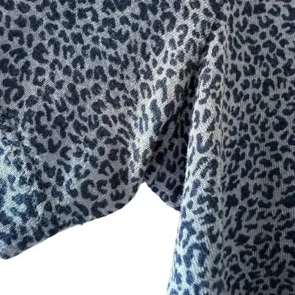 Athleta Chrome Blue Cheetah Breezy Scoop V-Neck Athleisure Tee Shirt SZ L #2135 - Image 5