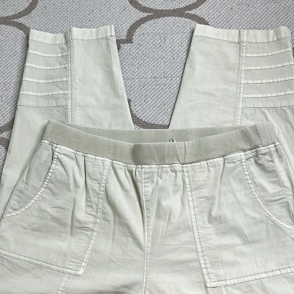 Chico's Zenergy pull on lightweight front pockets cropped pants, size medium - Image 3