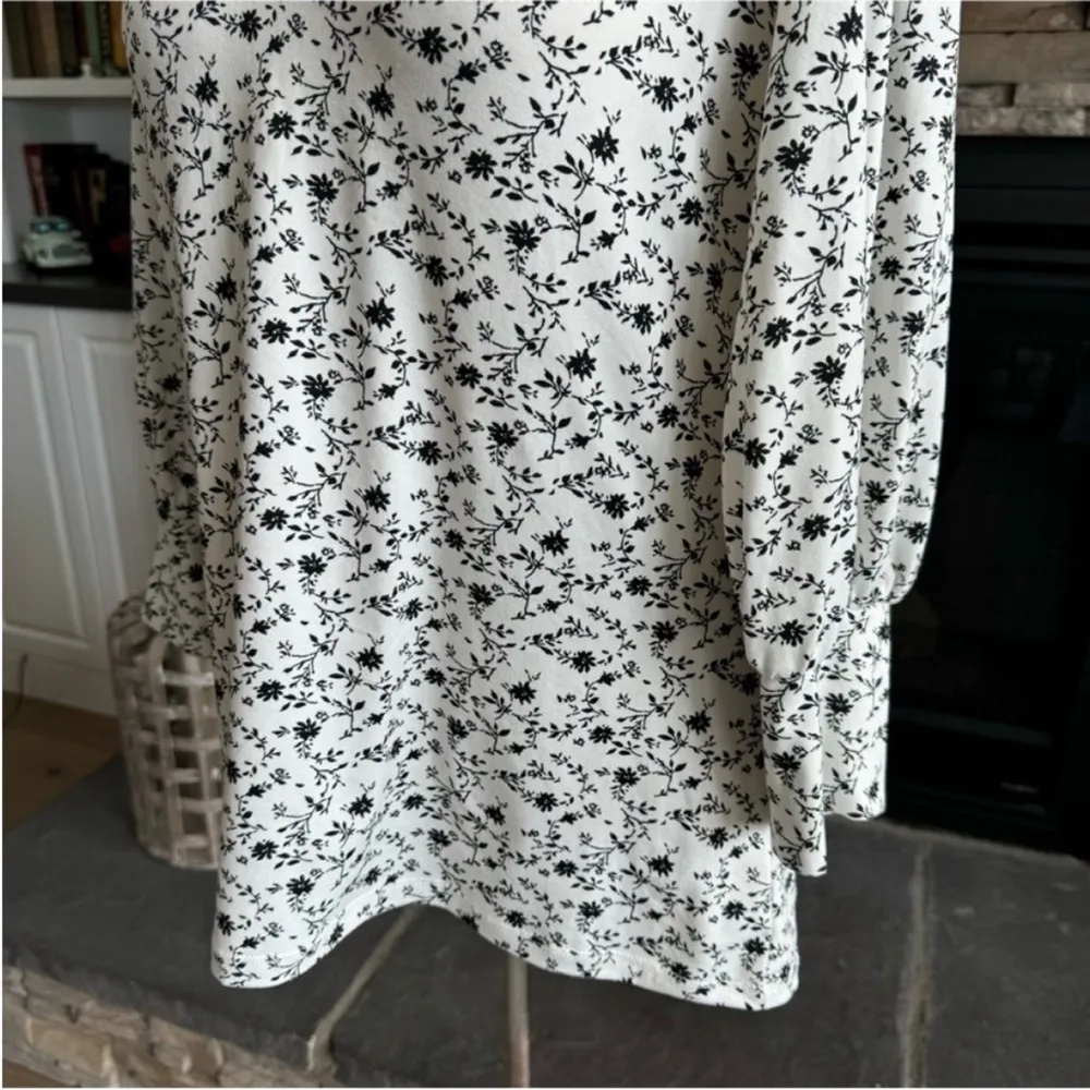 Bobeau Black and White Fitted Blouse - Image 6