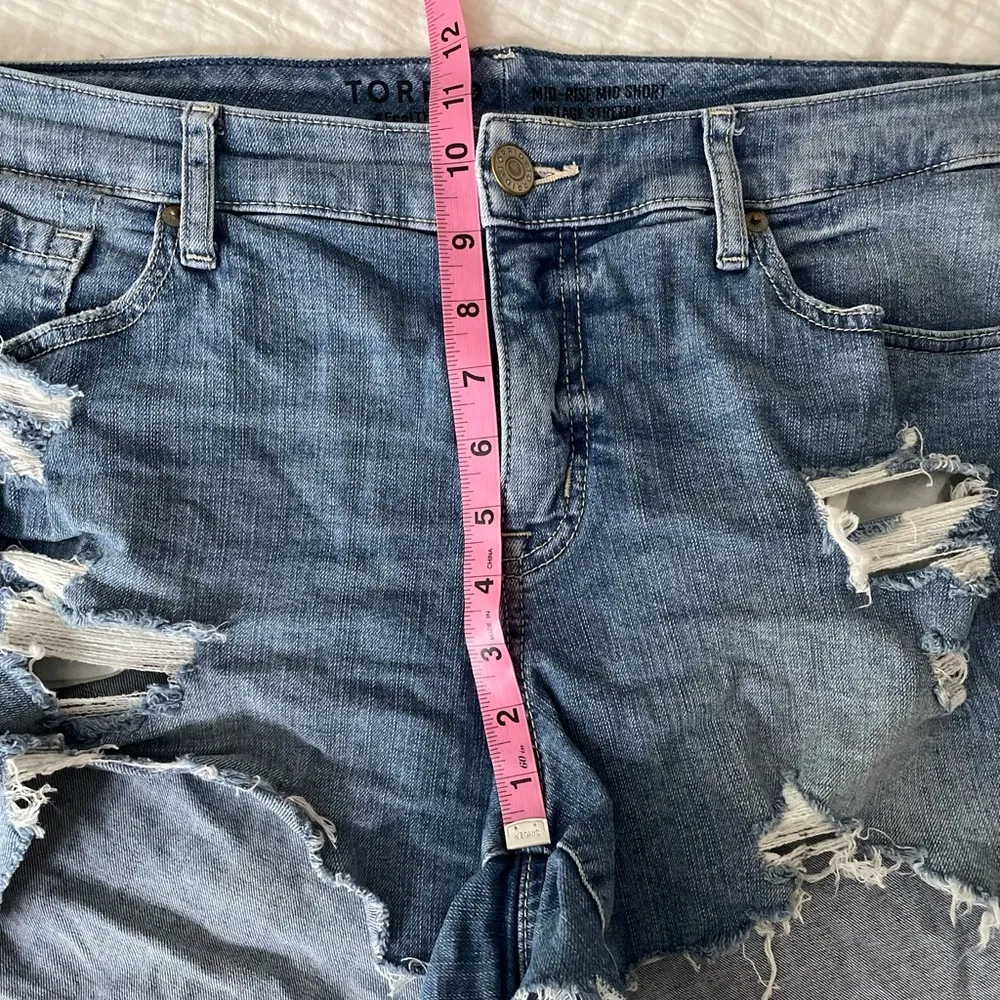 TORRID Mid-Rise Distressed Raw Hem Medium Wash Denim Stretch Shorts Size 16 - Image 7